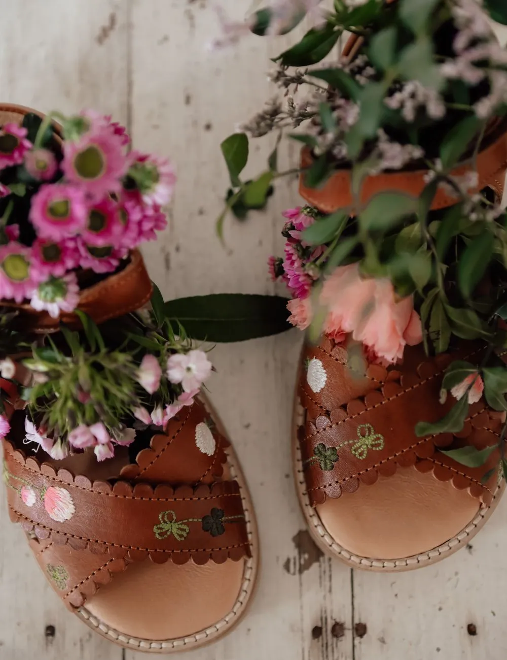 Blooming Clover Scallop Crossover Sandal - Cognac